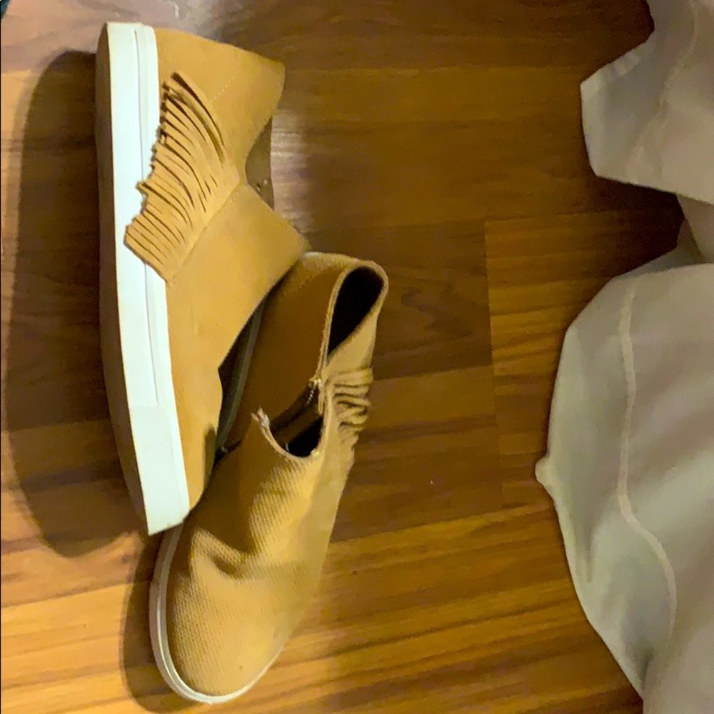 Minnetonka booties size 8 1/2